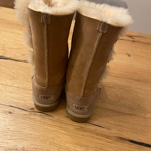 Ugg Girls' Bailey Button Triplet II Boots (Youth) size 1 - Picture 6 of 8